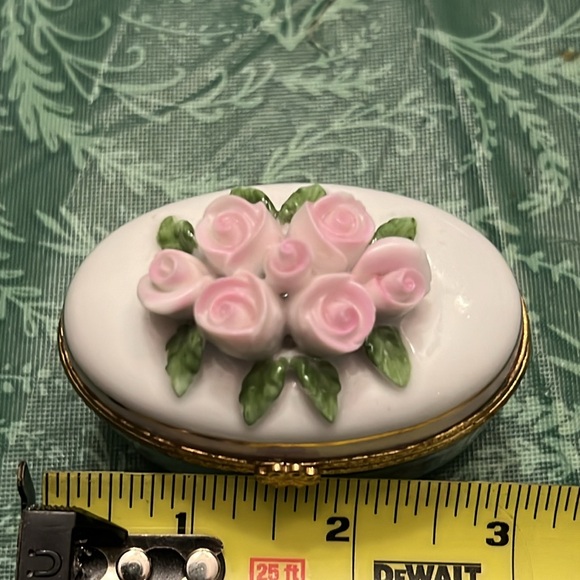 Limoges-style Miniature Porcelain Box - Picture 7 of 7
